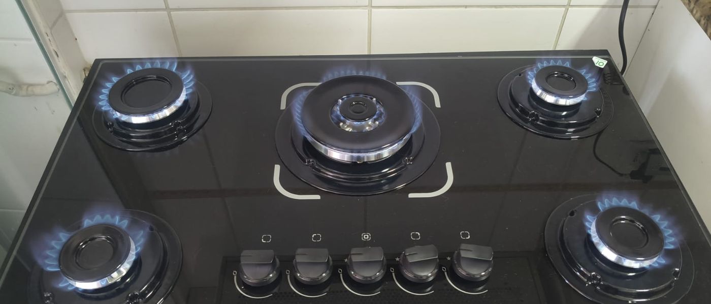Cooktop de cinco bocas em operação após instalação e conversão pela EngeGás