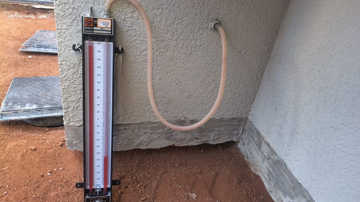 Teste de estanqueidade com coluna d'água em tubulação de gás